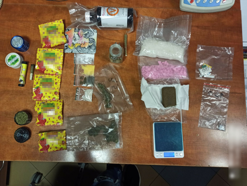 Areszt za posiadanie tabletek zawierających MDMA, listków z LSD i żelek nasyconych haszyszem