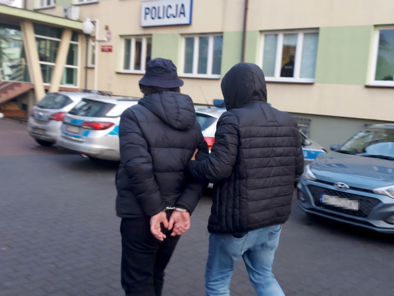 Kryminalni zatrzymali trzech obywateli Gruzji podejrzanych o włamanie do pojazdu, w którego wnętrzu była gotówka w kwocie 20 tys. złotych