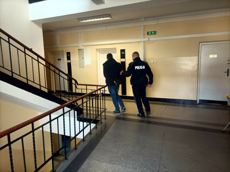Dzielnicowi zatrzymali sprawcę uszkodzenia mienia