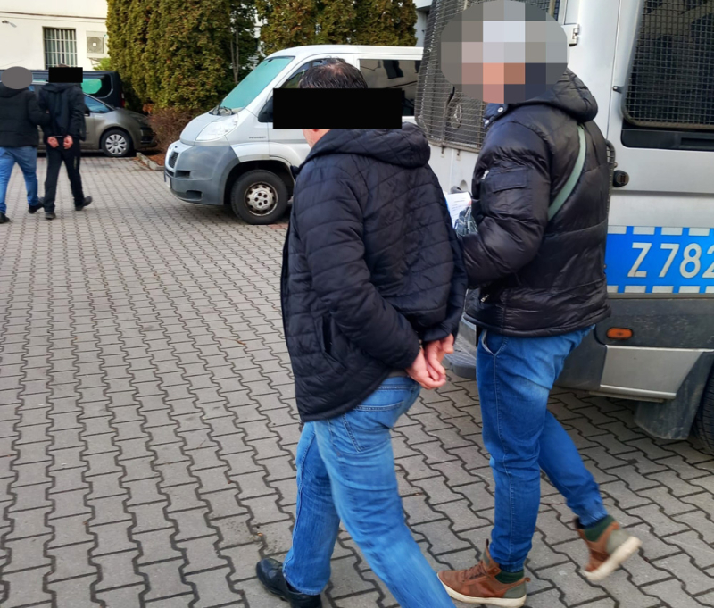 Trzej sprawcy kradzieży z włamaniem do warsztatu mechanicznego zatrzymani i objęci policyjnym dozorem.