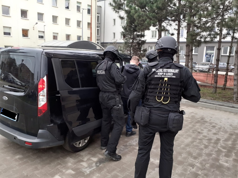 Podali się za policjantów, skrępowali właściciela domu