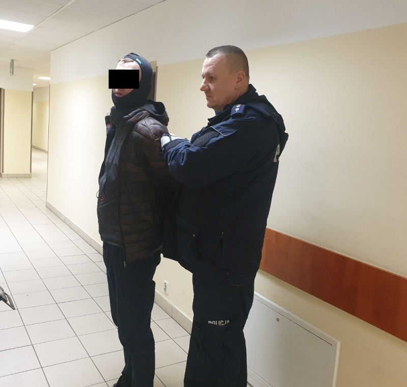 Dzielnicowi zatrzymali mężczyznę, który obrzucił kamieniami budynek i wybił szyby