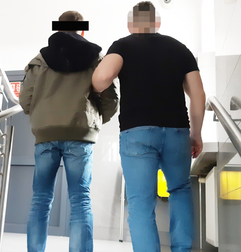 Paser przed funkcjonariuszami, ukrywał się w piwnicy