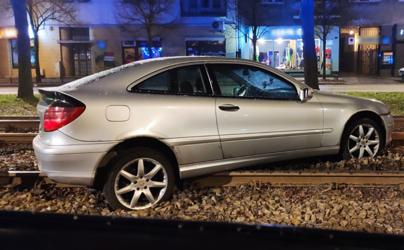 Pijany 26-latek wjechał autem na torowisko tramwajowe