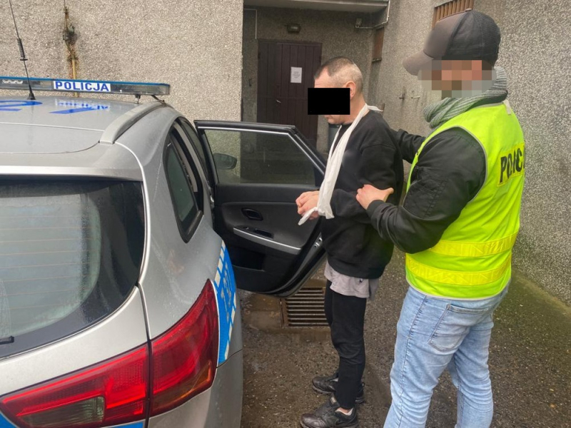 Rzucił się z nożem na policjantów. Został tymczasowo aresztowany przez sąd