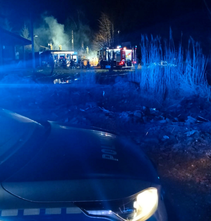 Policjanci pomogli wyjść mężczyźnie z płonącego domu