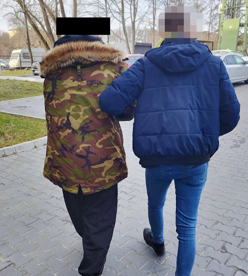 Dwóch sprawców kradzieży komputera diagnostycznego w rękach kryminalnych
