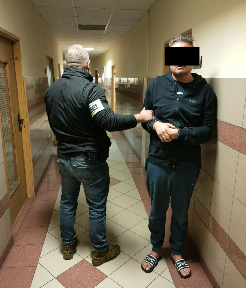 Tymczasowe areszty za podpalenie drzwi i groźby