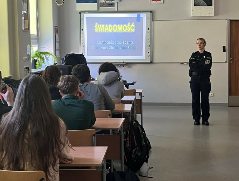 Policjantka zapoznała licealistów z Kampanią Społeczną "Świadomość"