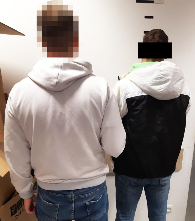 Najpierw wybił szybę w oknie sklepowym, a później w samochodzie. Odpowie za kradzież z włamaniem