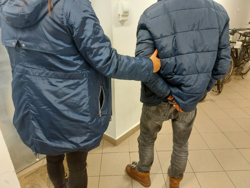 36-latek, który metodą „na policjanta” usiłował wyłudzić od seniorki 140 tys. złotych, wpadł w policyjną zasadzkę – policjanci apelują o wzmożoną czujność