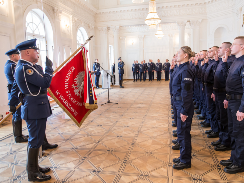 46 nowych policjantów ślubowało strzec porządku i bezpieczeństwa
