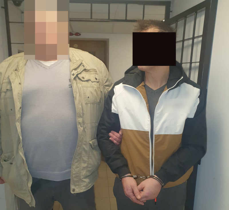 Rzucił się na pracownika ochrony i mu groził
