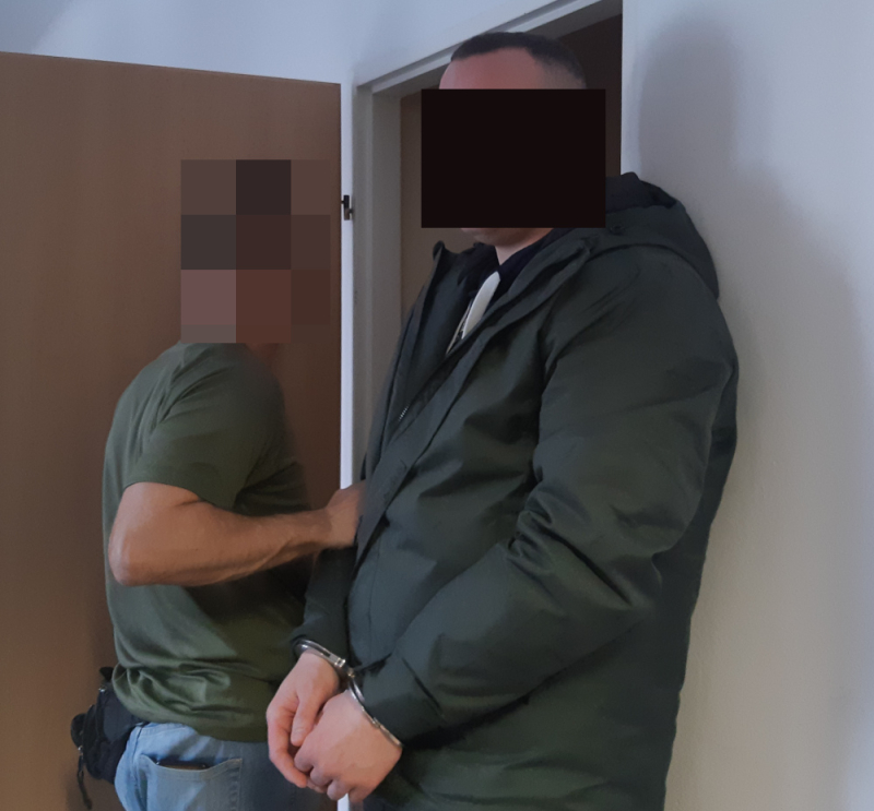 Poszukiwany 30-latek ukrył się na strychu