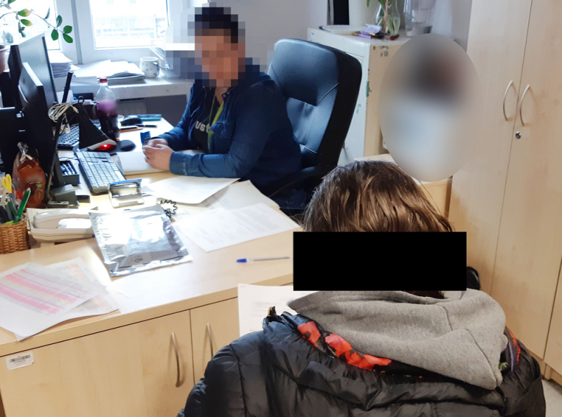 Pod nieobecność właścicieli pomieszkiwali w ich domu. Trzy osoby zatrzymane usłyszały zarzuty kradzieży z włamaniem