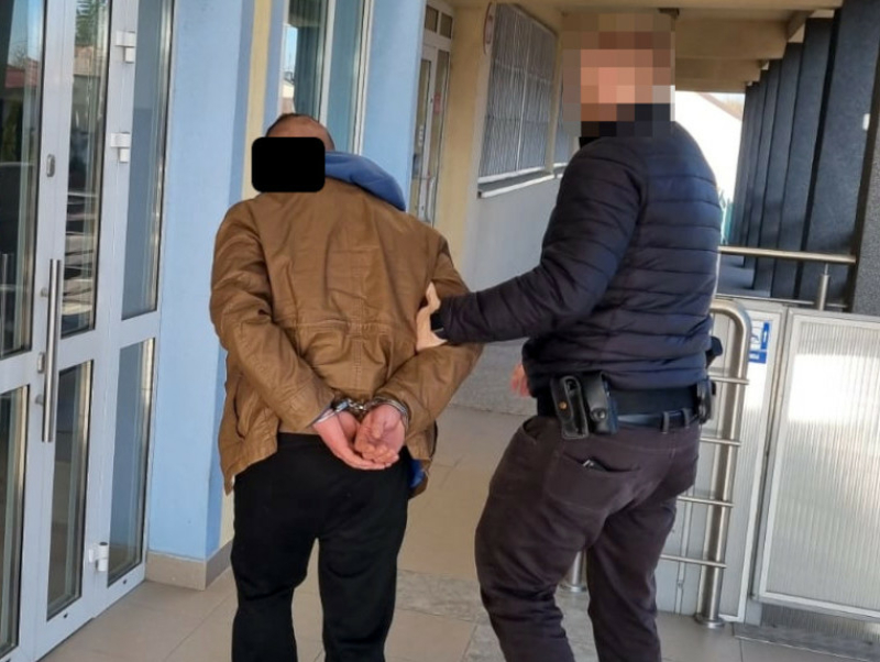 Najpierw wspólnie pili, później pobili i okradli kompana – sąd aresztował dwóch zatrzymanych w sprawie mężczyzn