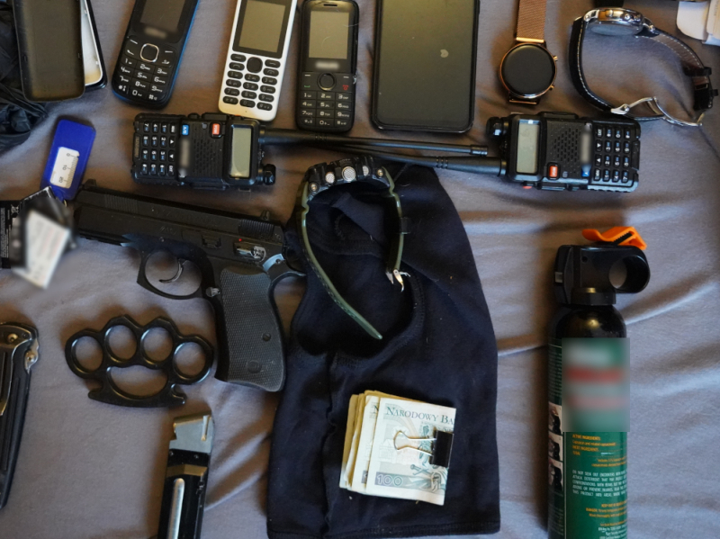 Podawali się za policjantów, podczas napadów byli bardzo brutalni. Złodzieje aut i nie tylko zatrzymani przez stołeczną samochodówkę