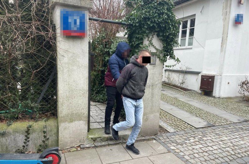 Jeden wynosił skradzione przedmioty z mieszkania, drugi pakował je do samochodu