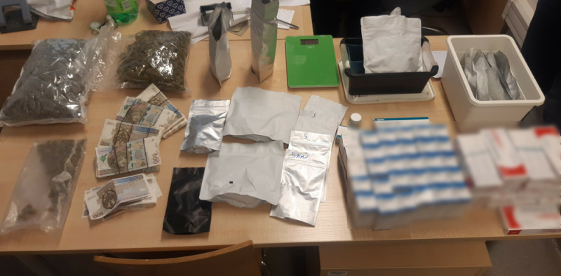 Ukrył w mieszkaniu ponad kilogram narkotyków i znaczne ilości środków psychotropowych