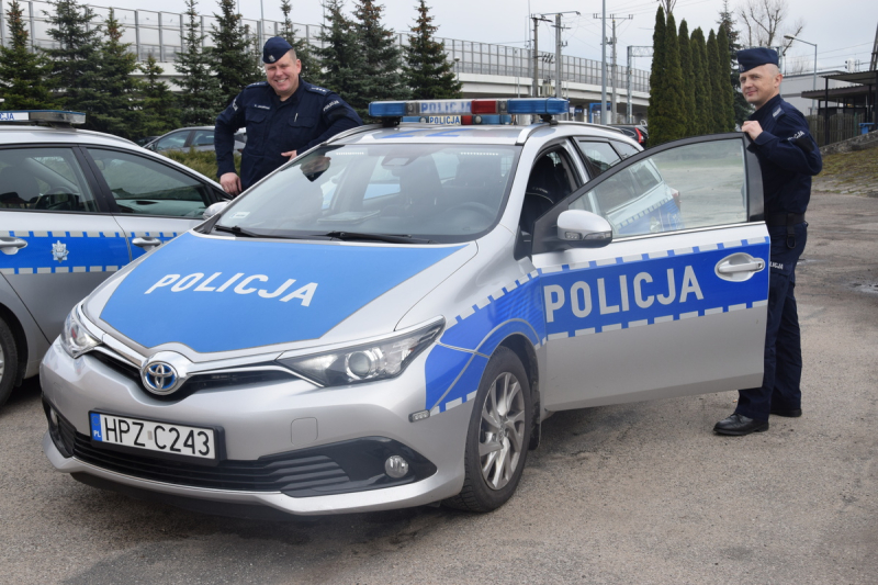 Przed dzielnicowymi ukrył się w łazience