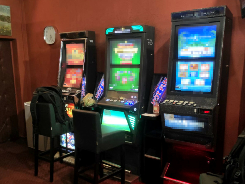 Wbrew przepisom organizowali gry na automatach