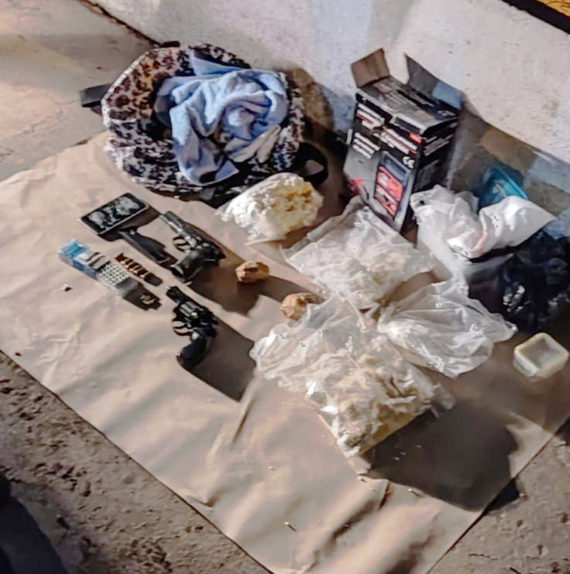 Poszukiwany miał przy sobie broń i ponad 3 kilogramy narkotyków. Został zatrzymany przez ursynowskich kryminalnych