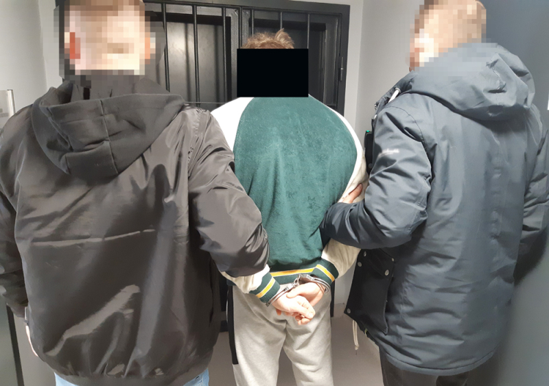 Zaatakował mężczyznę i ukradł mu złoty łańcuszek. Policjanci szybko zatrzymali podejrzanego mężczyznę. Został tymczasowo aresztowany.