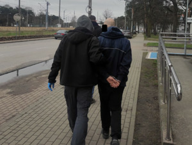 Skandaliczne zachowanie kierującego mercedesem – pijany, z sądowymi zakazami i narkotykami próbował przekupić policjantów