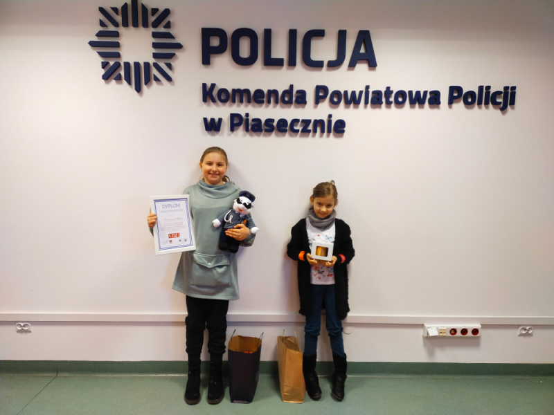 Małe bohaterki nagrodzone przez Komendanta
