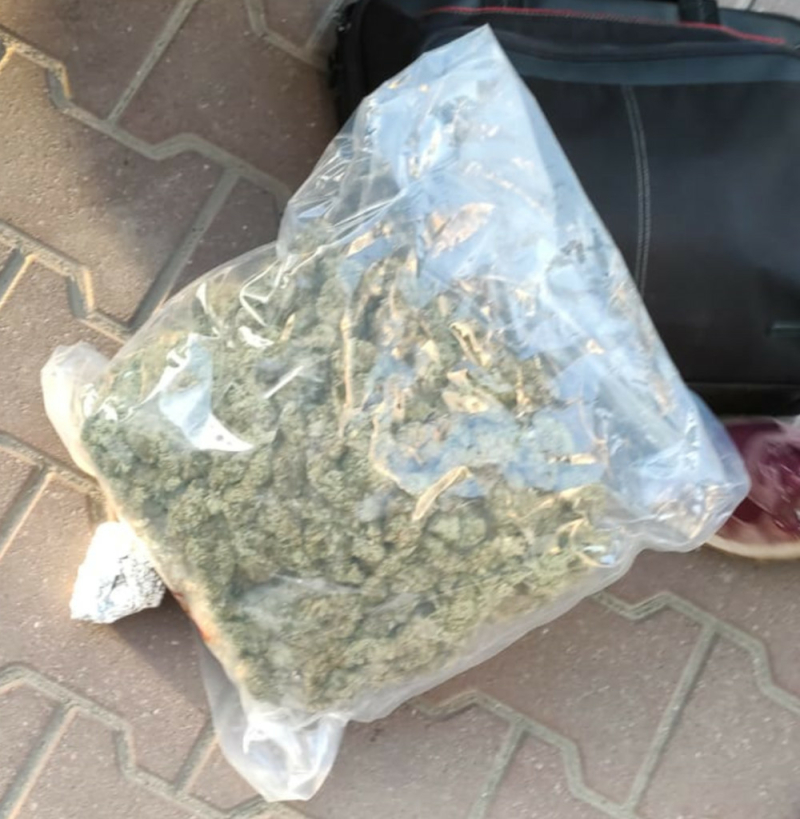 Wyrzucił narkotyki pod nogi policjantów i znęcał się nad konkubiną