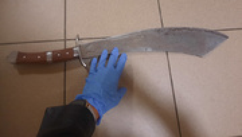 Mierzył mieczem w dzielnicowych - był poszukiwany, odpowie za czynną napaść