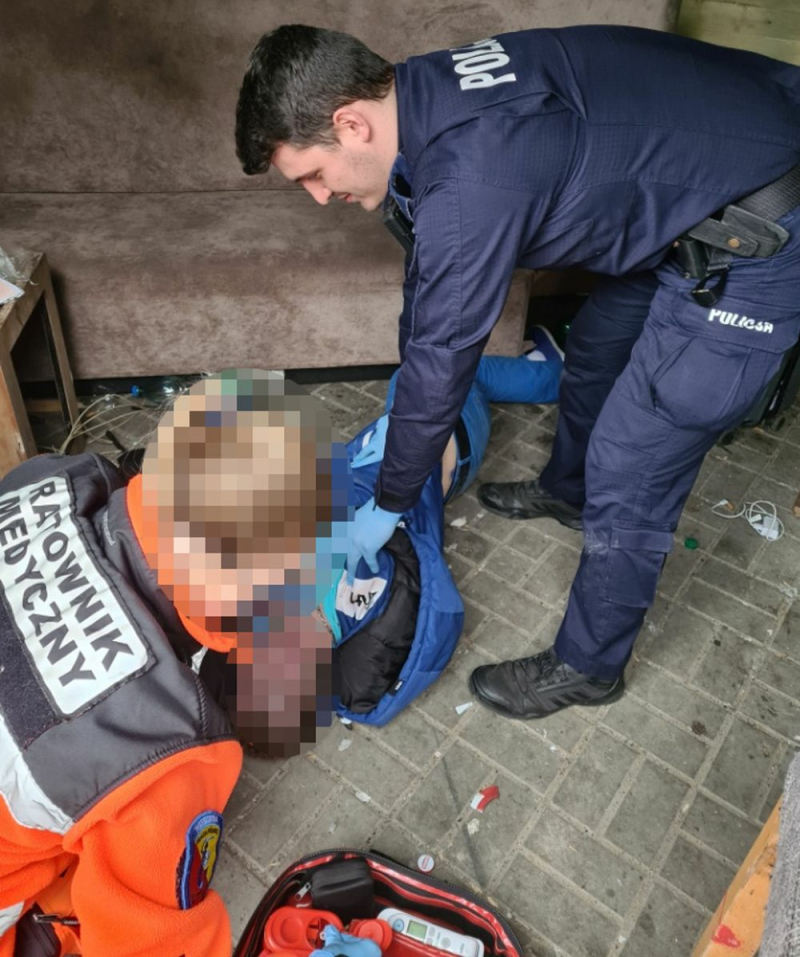 Dzielnicowi uratowali życie mężczyzny, który stracił przytomność na ulicy