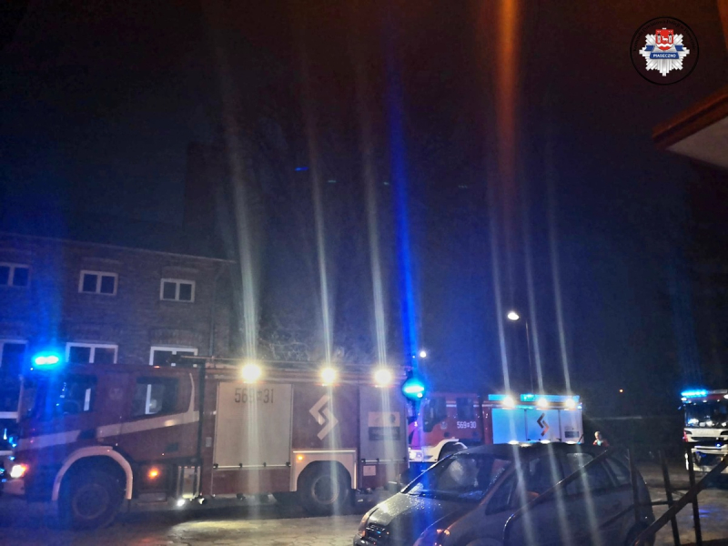 Policjanci wyprowadzili pensjonariuszy z płonącego budynku i rozpoczęli akcję gaśniczą