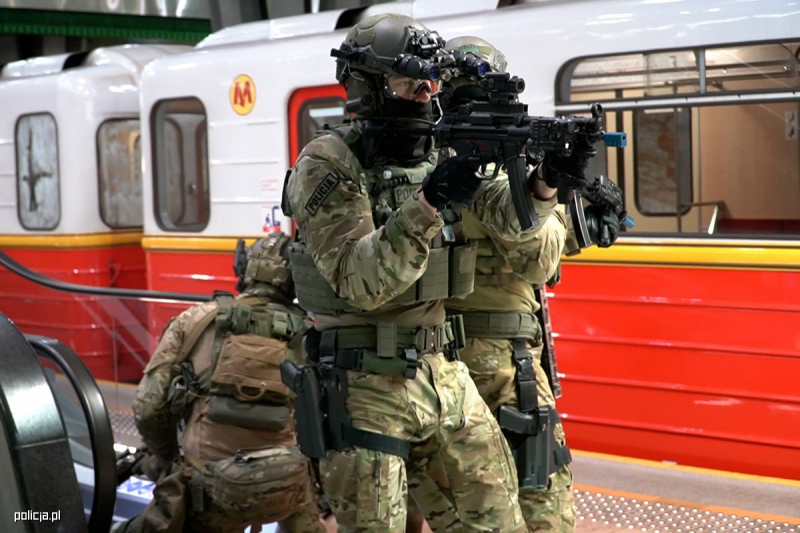 Nocne ćwiczenia w metrze we współpracy z FBI