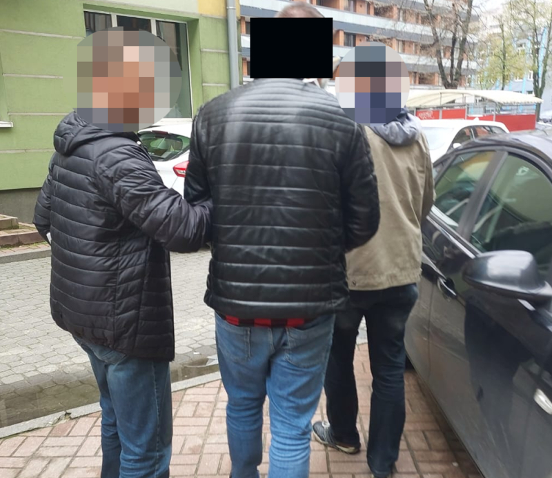 Policjanci błyskawicznie zatrzymali sprawcę fałszywych zawiadomień o zagrożeniach bombowych w kraju. Mężczyzna został tymczasowo aresztowany