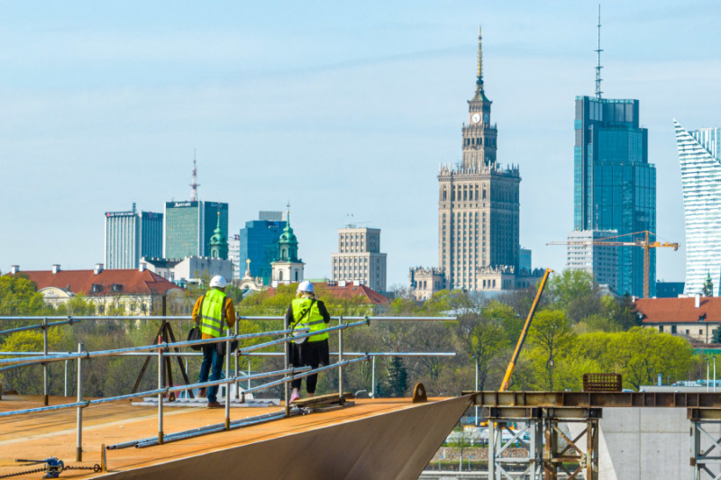 Rośnie most pieszo-rowerowy przez Wisłę