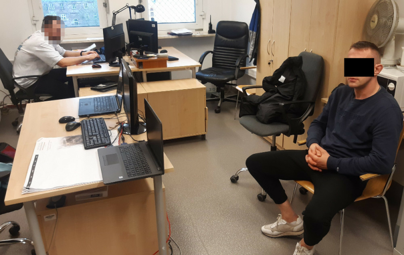 Policjanci rozpoznali na przystanku poszukiwanego za kradzież biżuterii