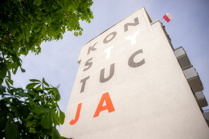 Mural „Konstytucja” – Warszawa świętuje Dzień Flagi