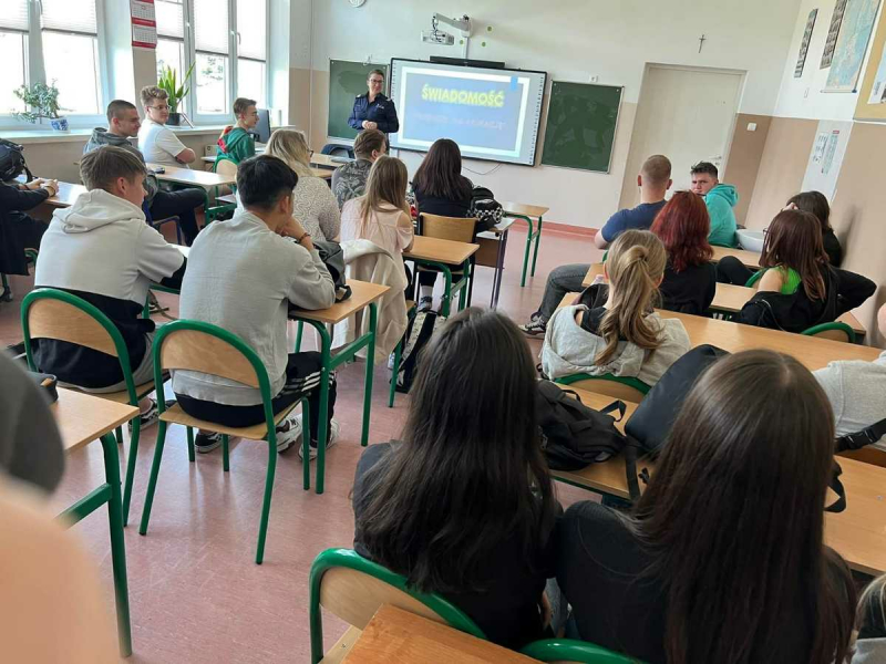 O świadomości i bezpieczeństwie w szkołach średnich