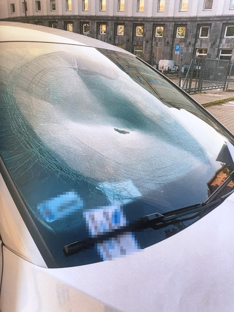 Pijany nastolatek skakał po samochodach