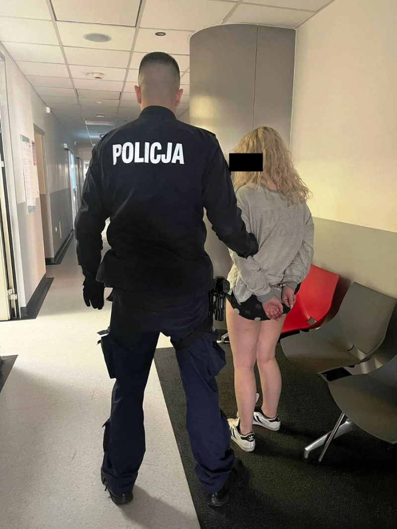 Pijana 20-latka wracając z imprezy zniszczyła zaparkowany samochód