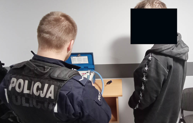 Kierujący toyotą jechał „wężykiem” i ziewał. Został ujęty przez obywateli