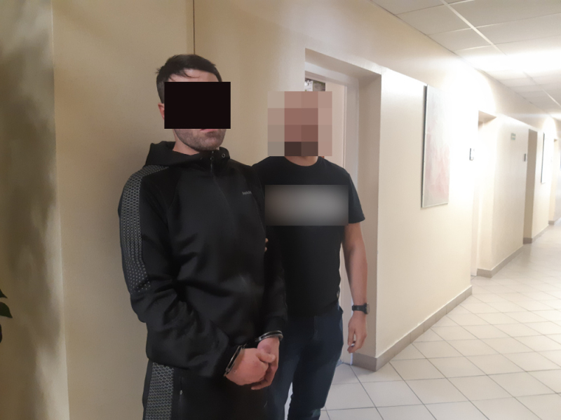 Wykorzystał chwilę nieuwagi i z auta ukradł torebkę, odpowie za kradzież