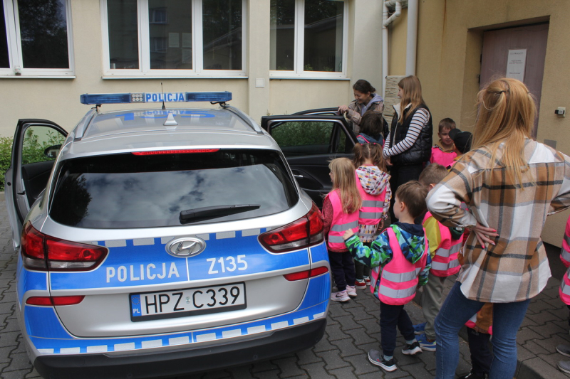 Przedszkolaki zwiedzały bielańską komendę