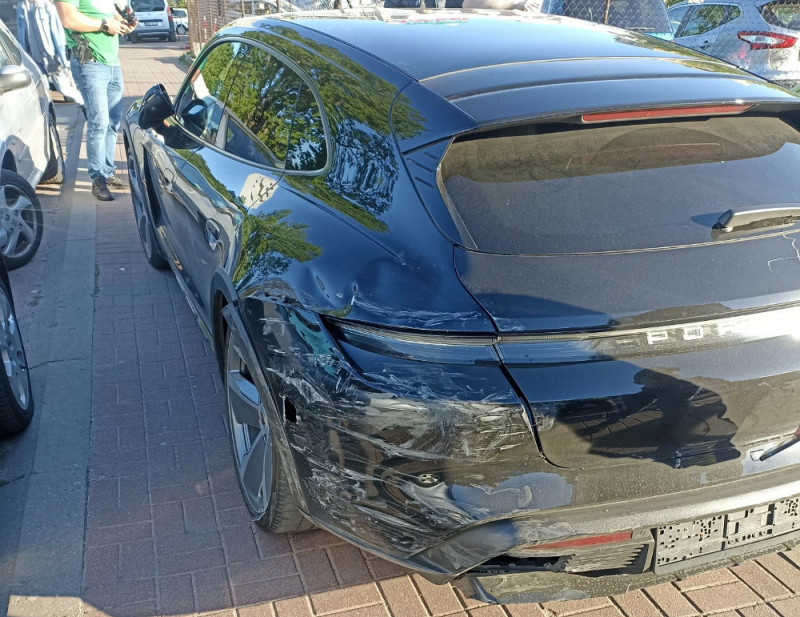 Znalazł kluczyki od porsche, umyślnie potrącił rowerzystę i rozbił trzy samochody
