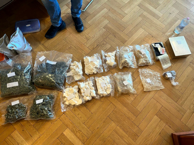 Blisko 11 kilogramów narkotyków w „specjalnym” mieszkaniu. Dwie osoby tymczasowo aresztowane