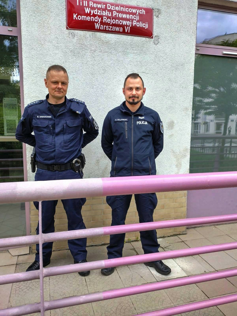 Zagubiony nastolatek błąkał się po ulicy. Zaopiekowała się nim mieszkanka i dzielnicowi