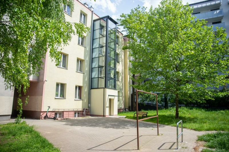 Nowe, zewnętrzne windy w budynkach komunalnych