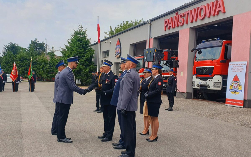 Komendant Powiatowej Państwowej Straży Pożarnej nagrodził policjantów za wzorową postawę