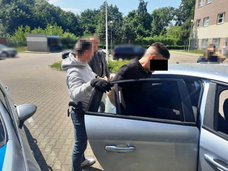Powybijał szyby kastetem, wyzywał policjantów, a potem chciał ich przekupić